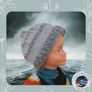 Découvre mon Bonnet Tricoté Gris avec Pompon pour Homme, chaud, tendance, durable, prêt à sublimer ton style avec confort cet hiver.