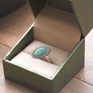 Bague réglable – Déesse Calleis en quartz bleu artisanale, symbolise sagesse, confiance et paix intérieure. Bijou unique et chargé de sens.