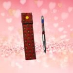 BUR24ETUI001-Etui_stylo_Fanpamu Mon Étui à Stylos Le Fanpāmu, éco-responsable et pratique, conçu à partir de chutes de tissu, protège tes stylos avec style et zéro déchet.