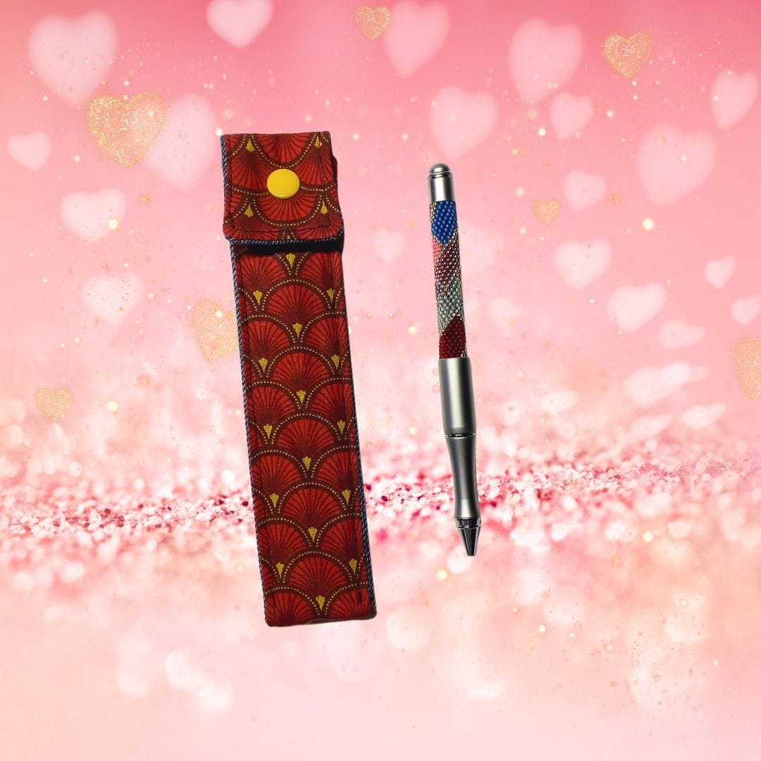 BUR24ETUI001-Etui_stylo_Fanpamu Mon Étui à Stylos Le Fanpāmu, éco-responsable et pratique, conçu à partir de chutes de tissu, protège tes stylos avec style et zéro déchet.