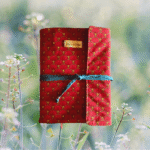 BUR24PLR001 - Version Royal Le Protège-Livre Ajustable - Version Royal allie élégance et praticité pour protéger tes livres favoris, à la maison ou en déplacement.