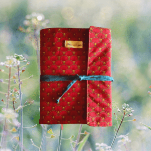 Le Protège-Livre Ajustable - Version Royal allie élégance et praticité pour protéger tes livres favoris, à la maison ou en déplacement.