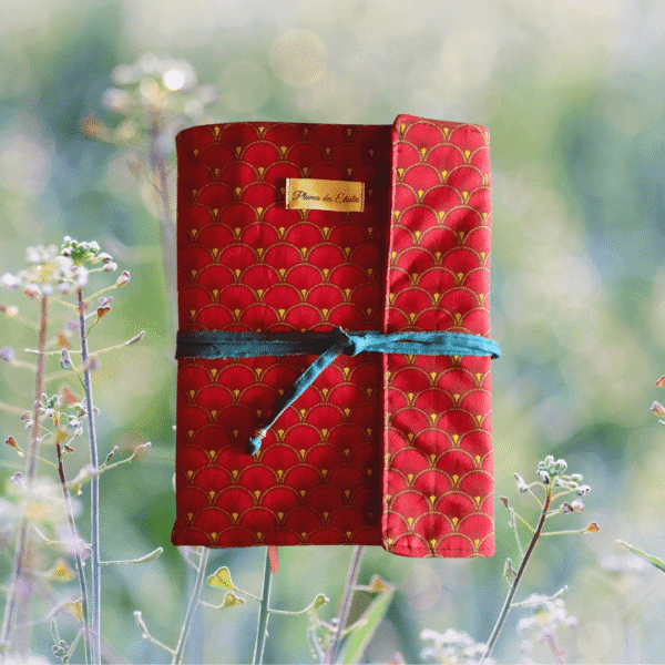 Le Protège-Livre Ajustable - Version Royal allie élégance et praticité pour protéger tes livres favoris, à la maison ou en déplacement.