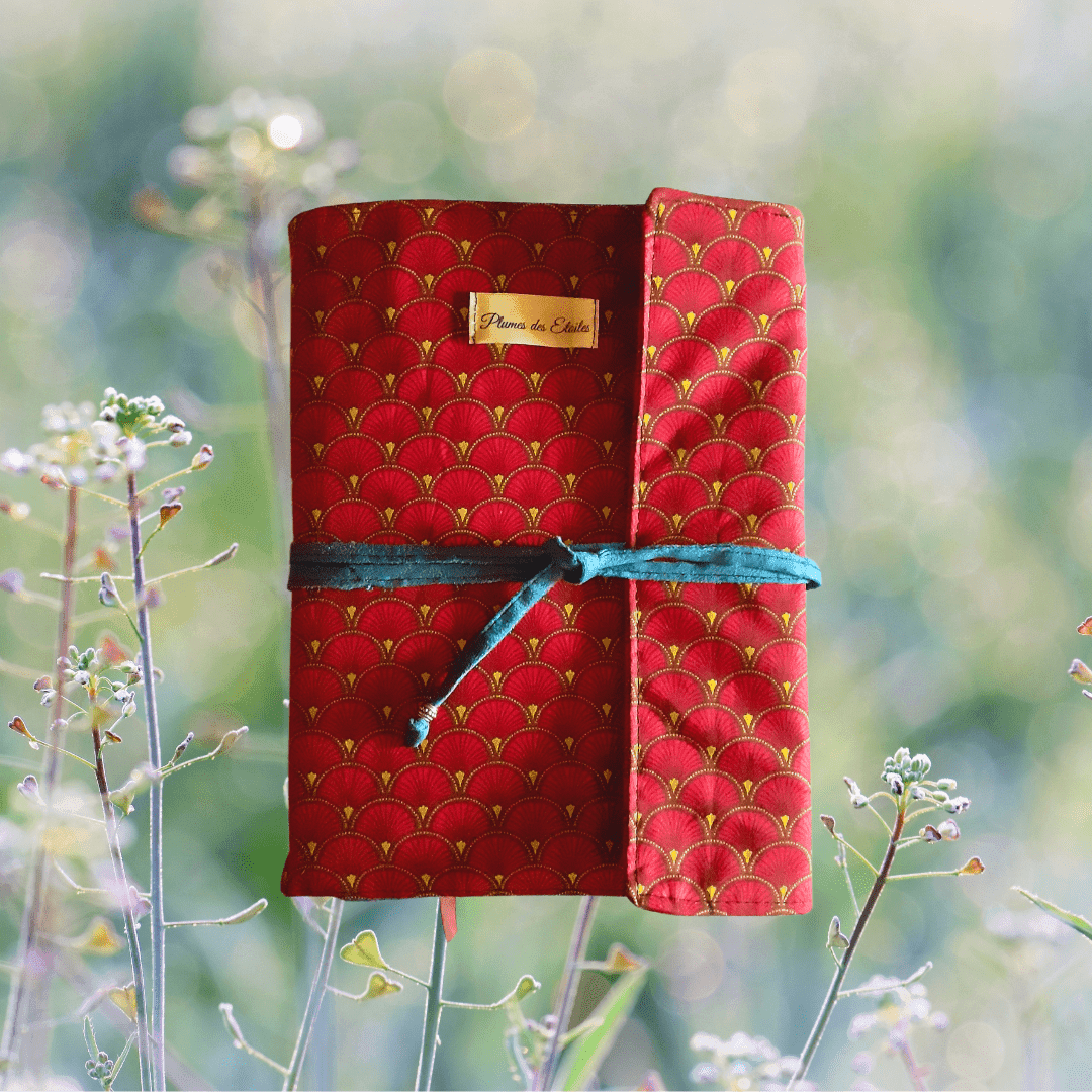 BUR24PLR001 - Version Royal Le Protège-Livre Ajustable - Version Royal allie élégance et praticité pour protéger tes livres favoris, à la maison ou en déplacement.