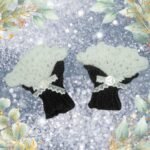 PAP17MIT001 - Mitaines victoriennes au crochet - Élégance & chaleur Découvre mes Mitaines victoriennes au crochet gris anthracite et blanche, élégantes, chaudes et pratiques, parfaites pour un hiver chic et confortable.